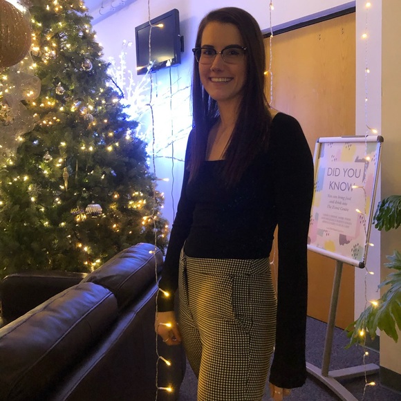 Meet your Posher, Carly - Picture 2 of 2